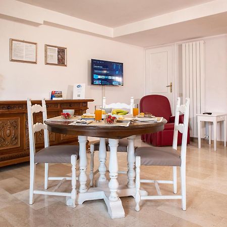 Appartamento Con Parcheggio E Giardino אסיסי מראה חיצוני תמונה